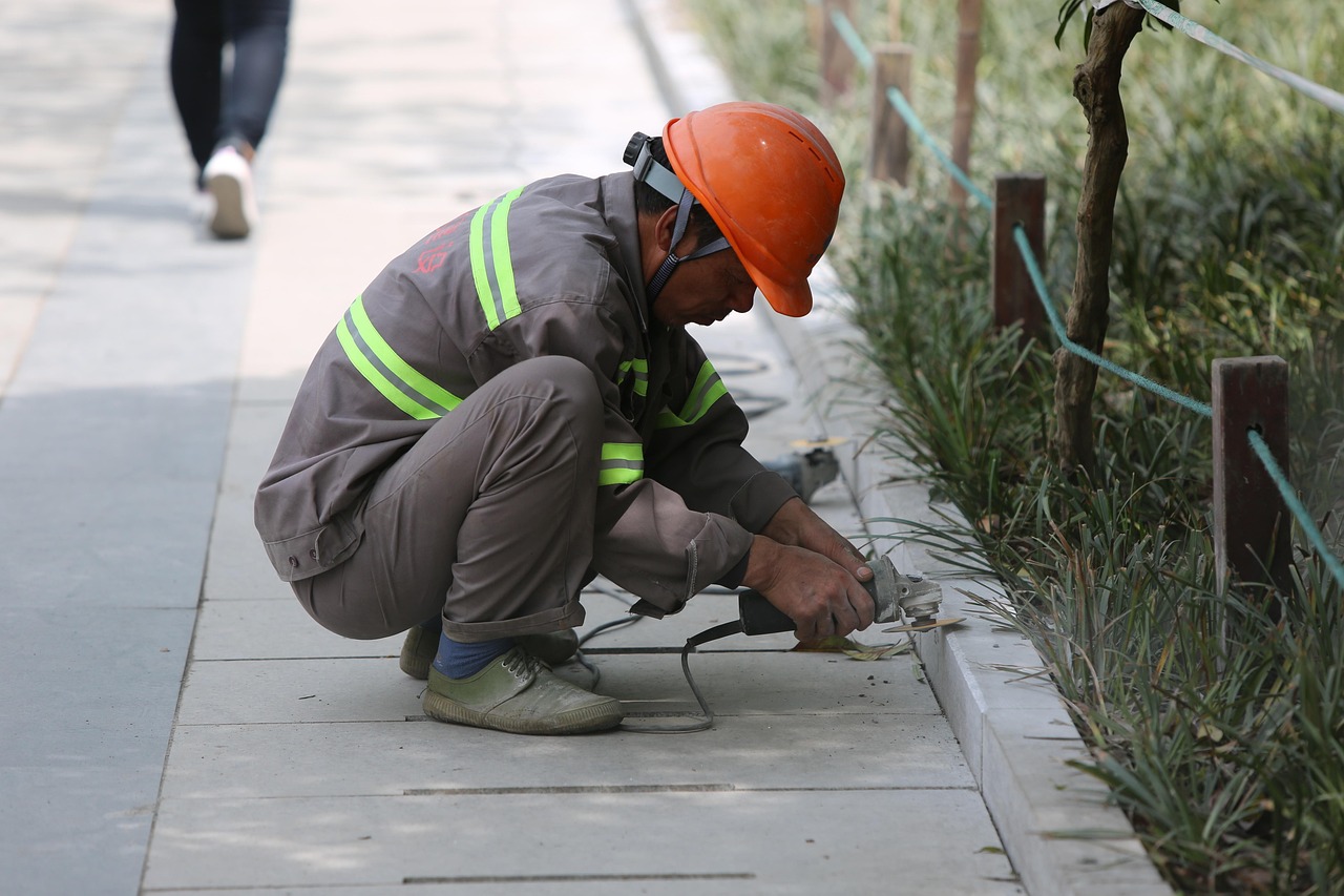 migrant workers, street shot, repair, migrant workers, migrant workers, migrant workers, migrant workers, migrant workers